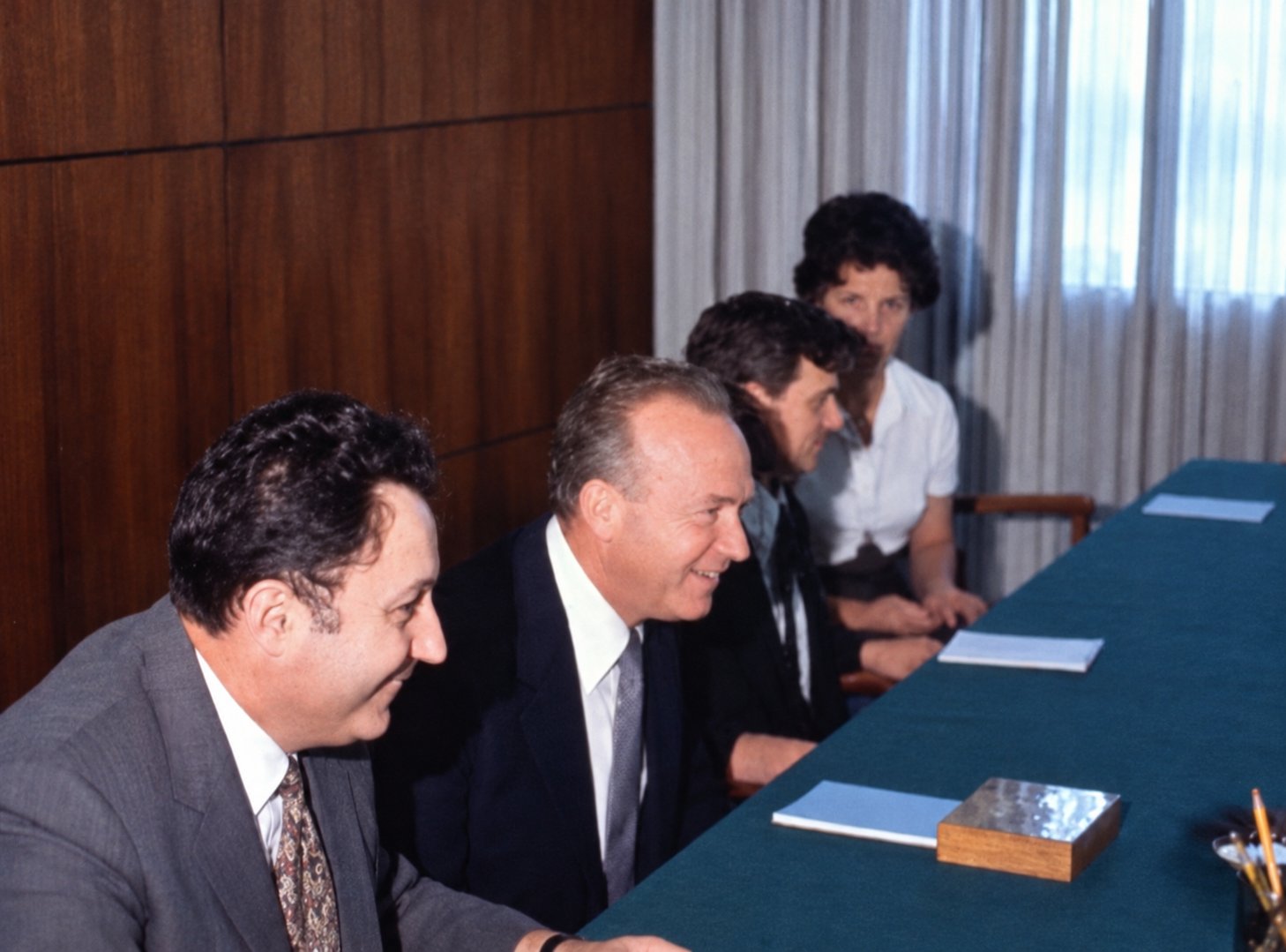 גרסה שעובדה בבינה מלאכותית של אותו פריים; הפרטים המשוחזרים אינם תיעוד היסטורי מאומת